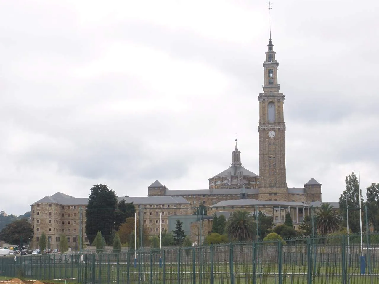 Torre de la Laboral de Gijón vista desde lejos