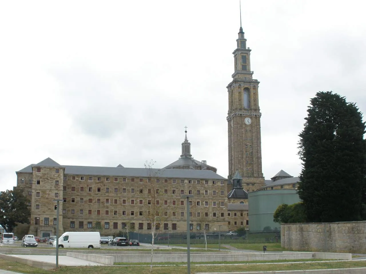 Edificio de la Laboral y su torre