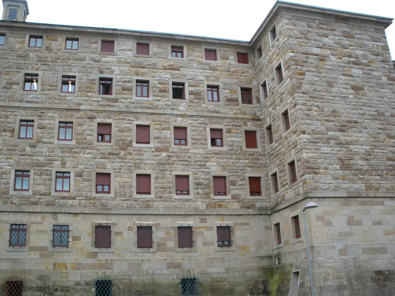 Fachada de piedra de la Laboral de Gijón