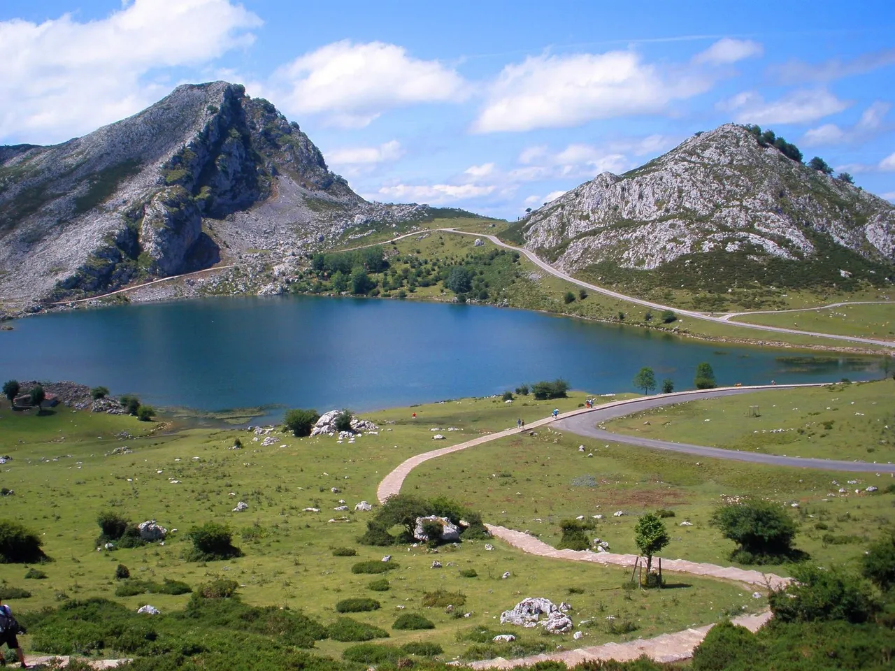 Orilla del Lago Enol en los Picos de Europa