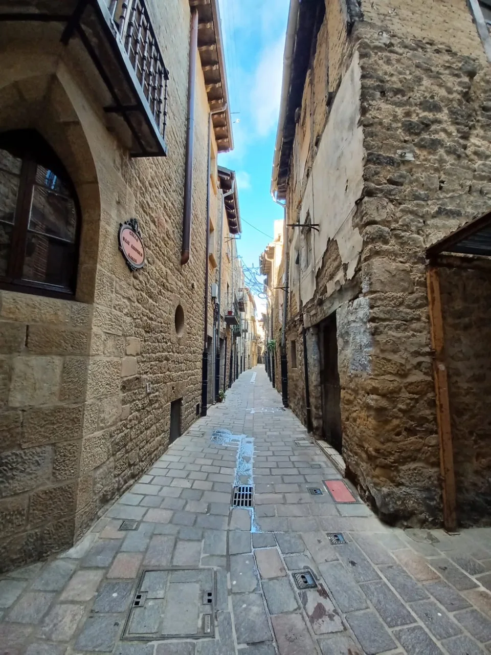 Calle estrecha de piedra en Laguardia