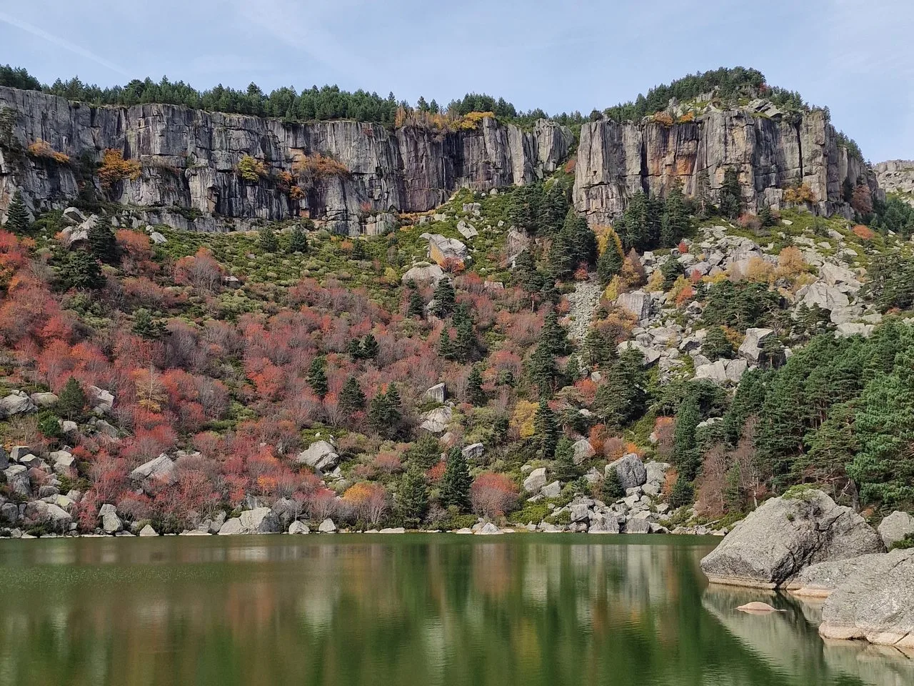 Laguna Negra de Urbión con el paredón de roca