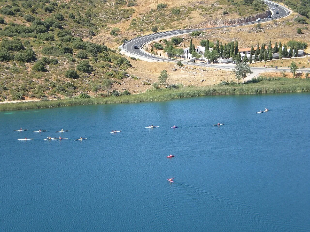 Personas nadando en las Lagunas de Ruidera