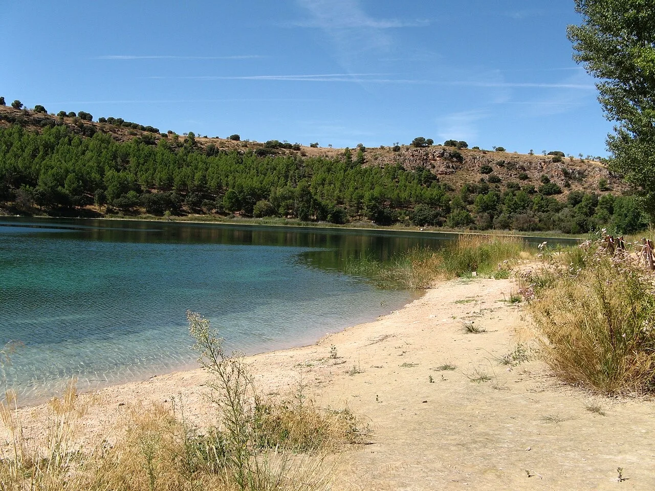 Orilla de arena en las Lagunas de Ruidera
