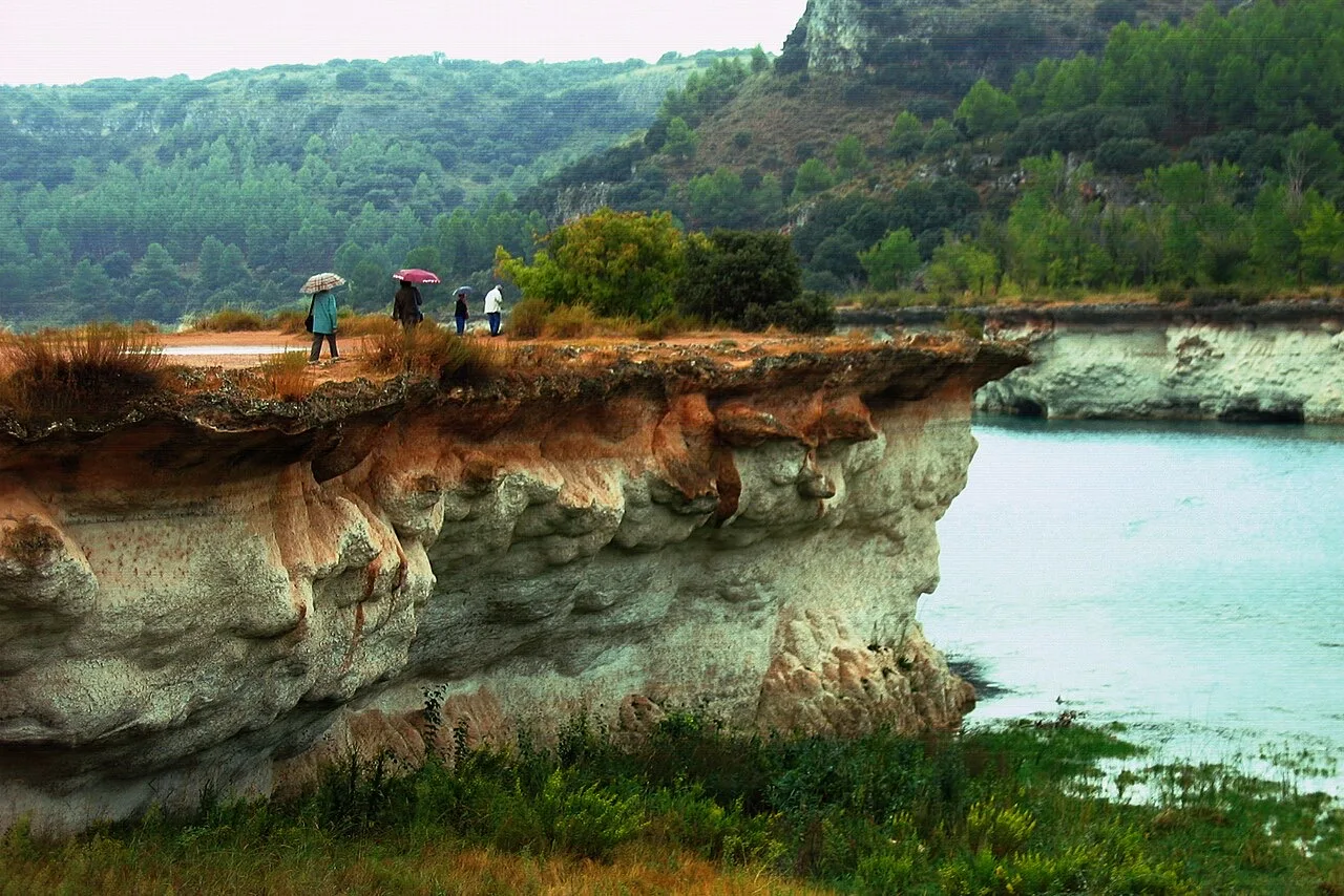 Barrera de toba entre dos lagunas de Ruidera