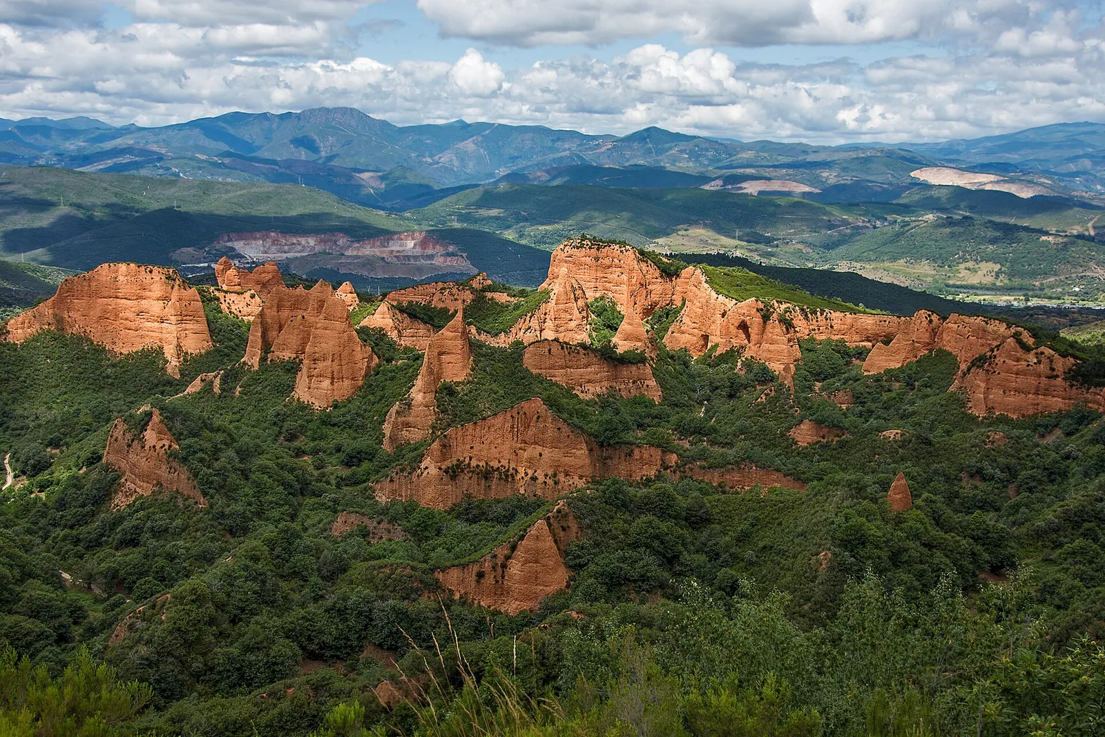 Las Médulas: las montañas rojas que excavaron los romanos