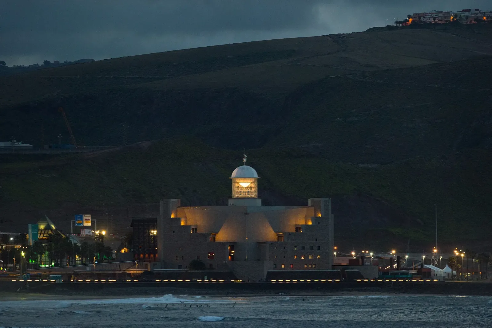 Auditorio Alfredo Kraus iluminado junto a Las Canteras
