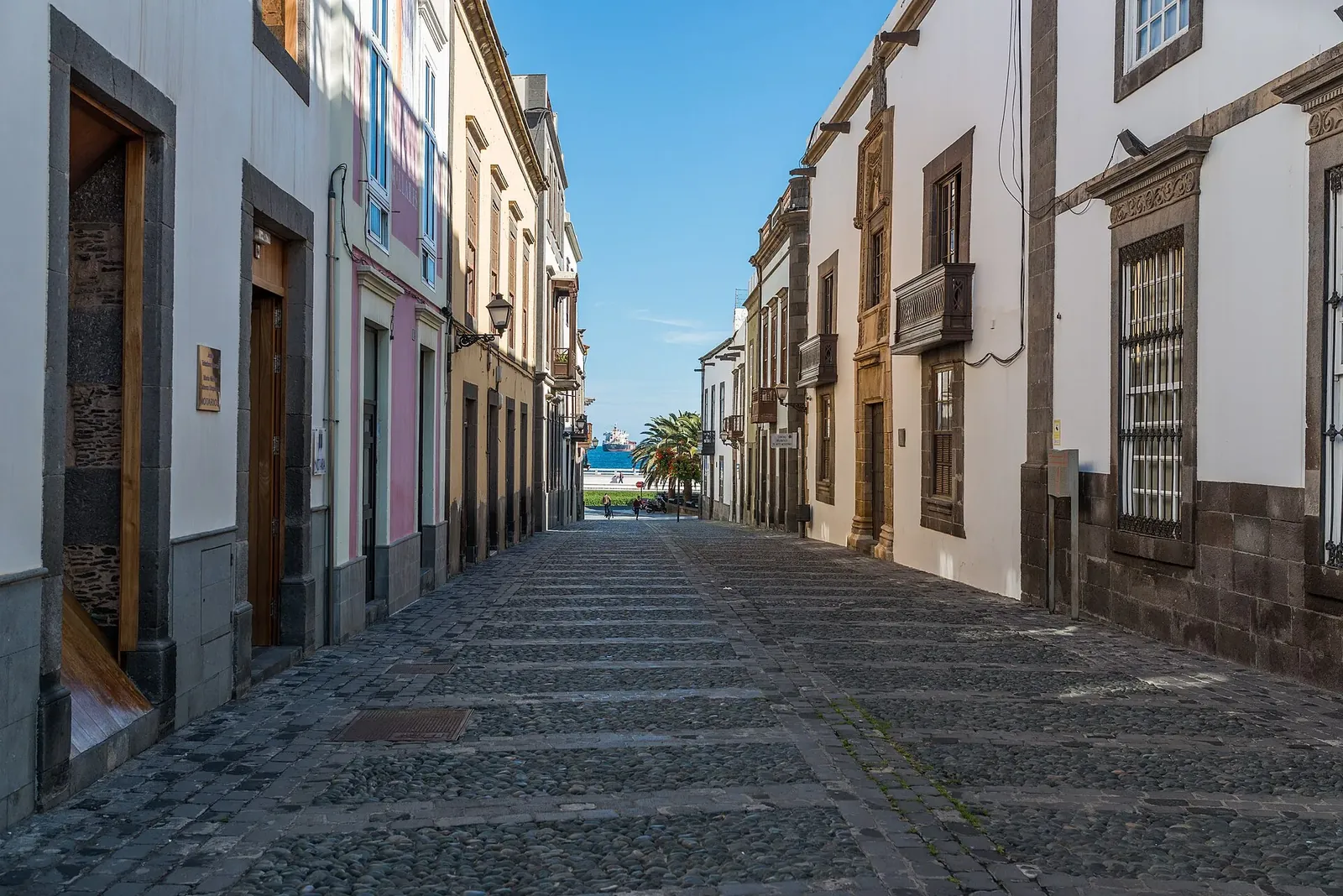 Calle empedrada de Vegueta con casas coloniales