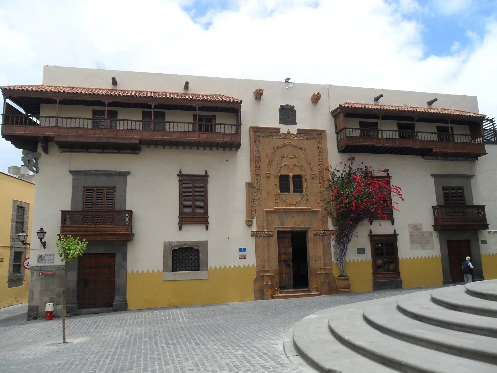Fachada con balcones de madera de la Casa de Colón en Las Palmas