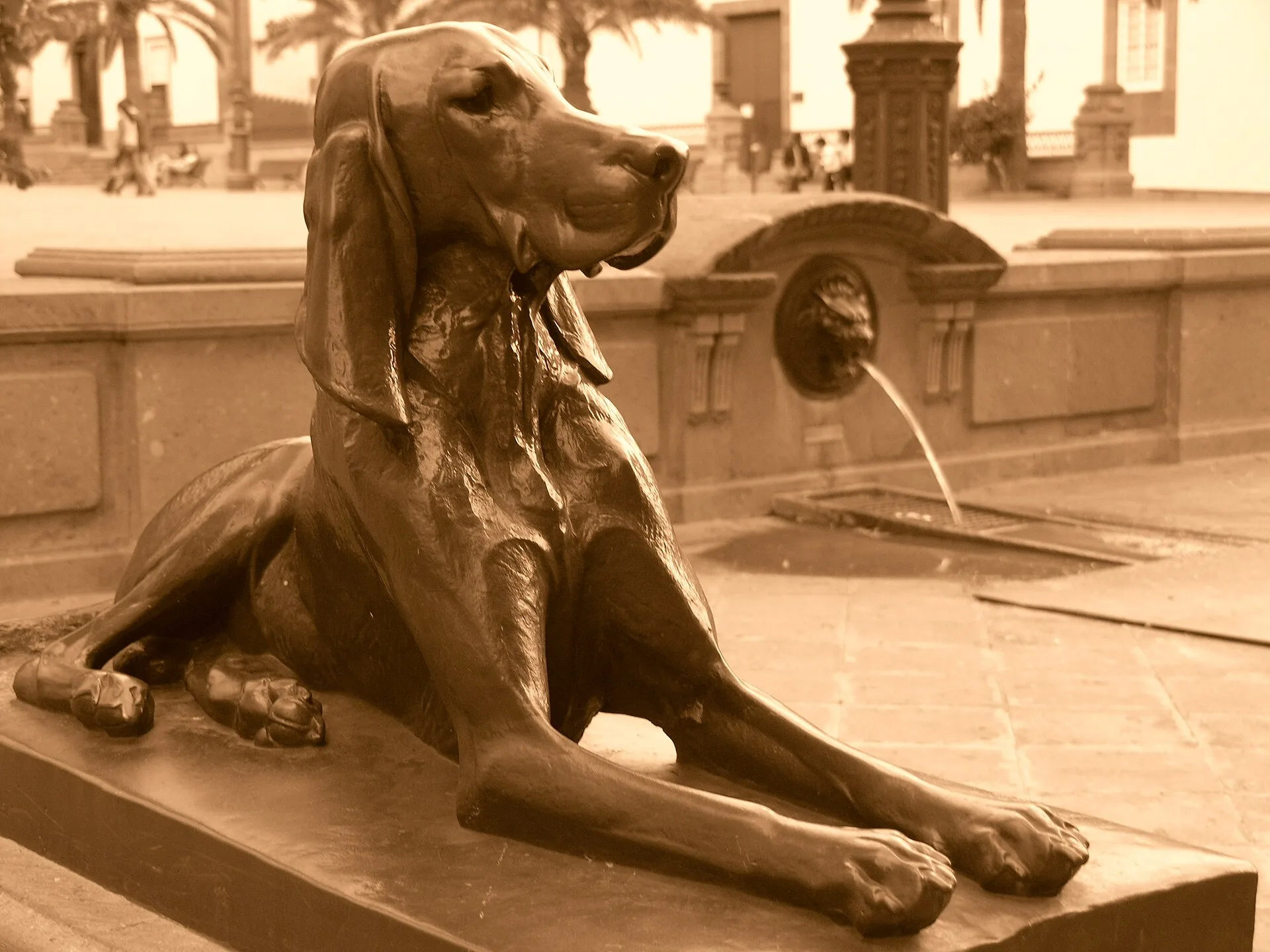 Escultura de perro de bronce en la plaza de Santa Ana
