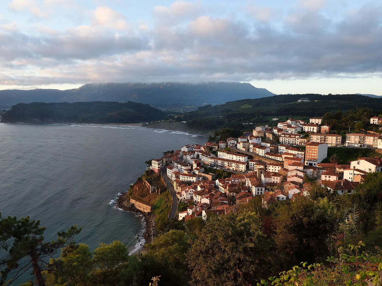 Lastres al amanecer con la costa de fondo