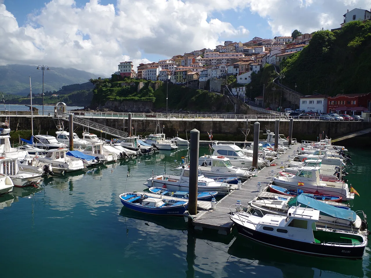 Puerto de Lastres con barcos y casas