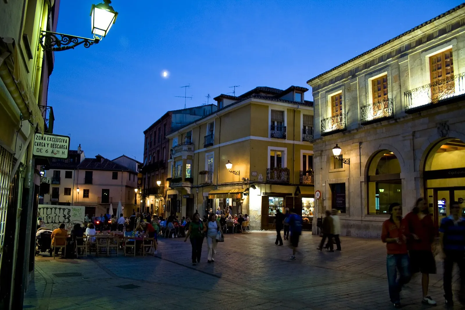 Plaza de San Martín en el Barrio Húmedo de León al anochecer
