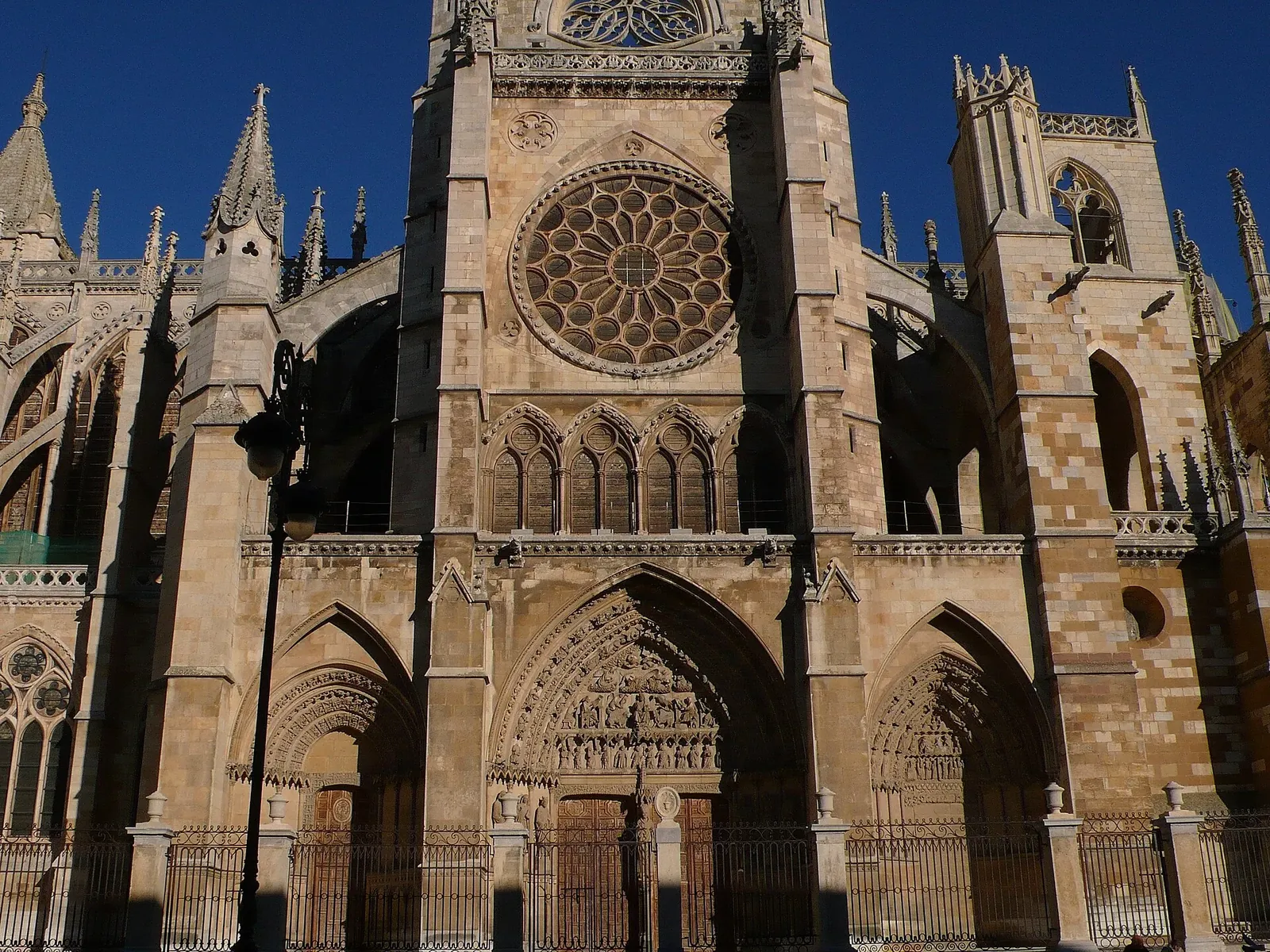 Qué ver en León: la catedral de luz, el Panteón de los Reyes, Gaudí y tapas gratis en el Barrio Húmedo