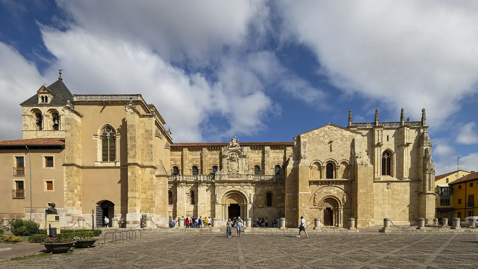 Exterior de la Real Colegiata de San Isidoro de León
