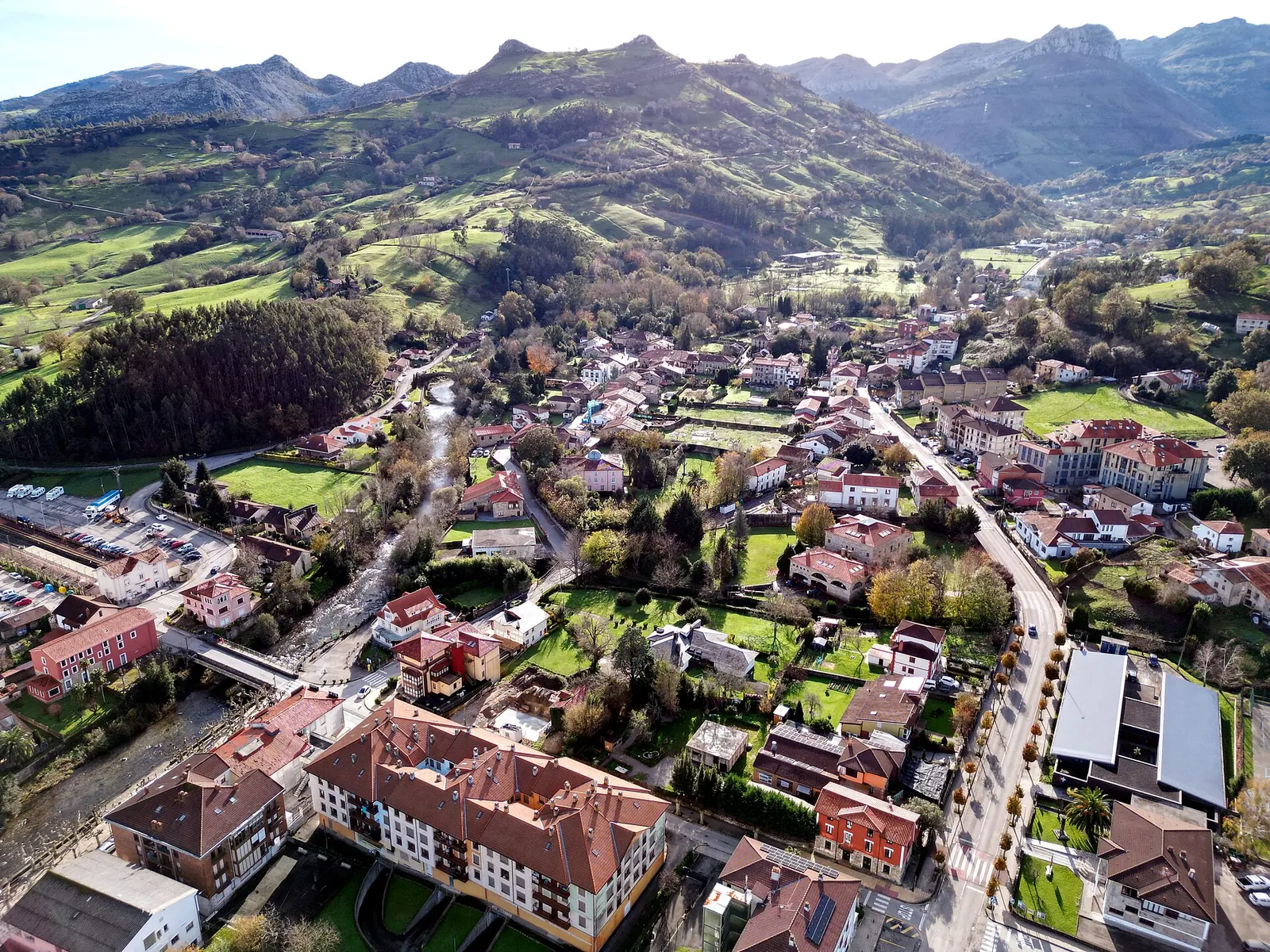Vista aérea de Liérganes con sus montes gemelos