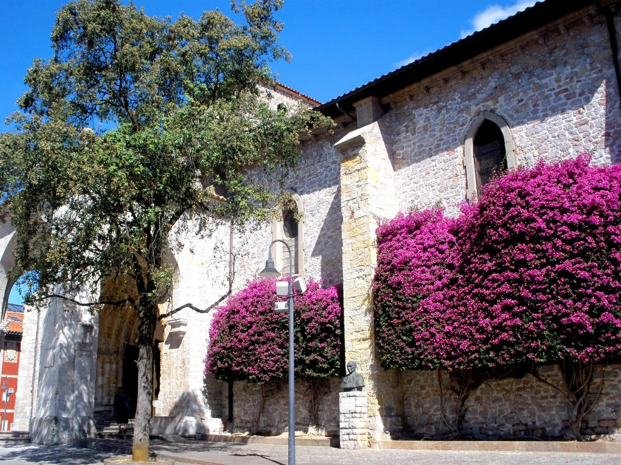 Fachada de la basílica de Santa María del Concejo en Llanes