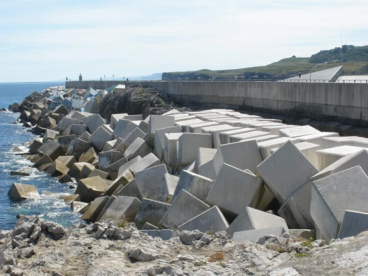 Los Cubos de la Memoria de Ibarrola en el puerto de Llanes