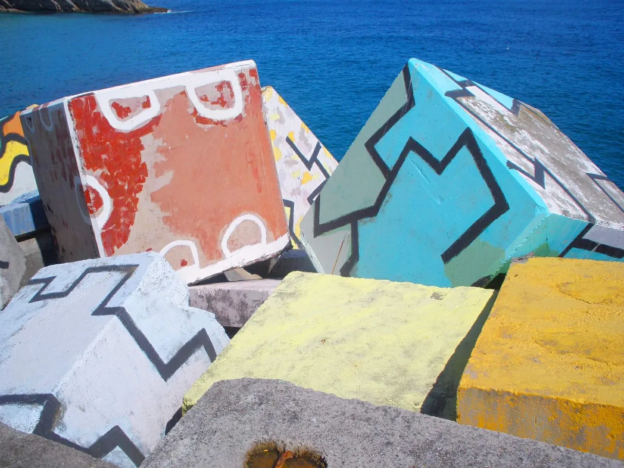 Cubos pintados en el puerto de Llanes