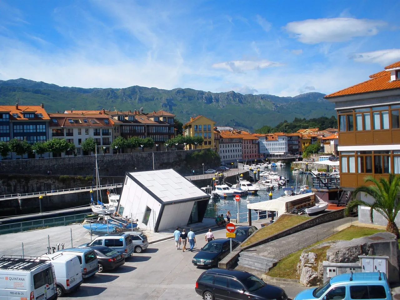 Vista del puerto de Llanes