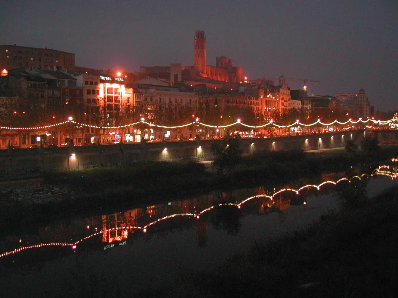 Lleida iluminada junto al Segre