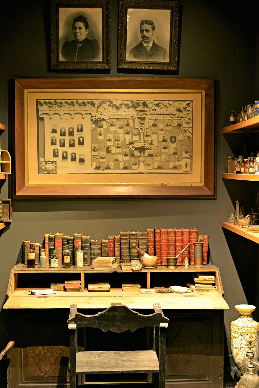 Interior de la farmacia Esteve en el museo de Llívia