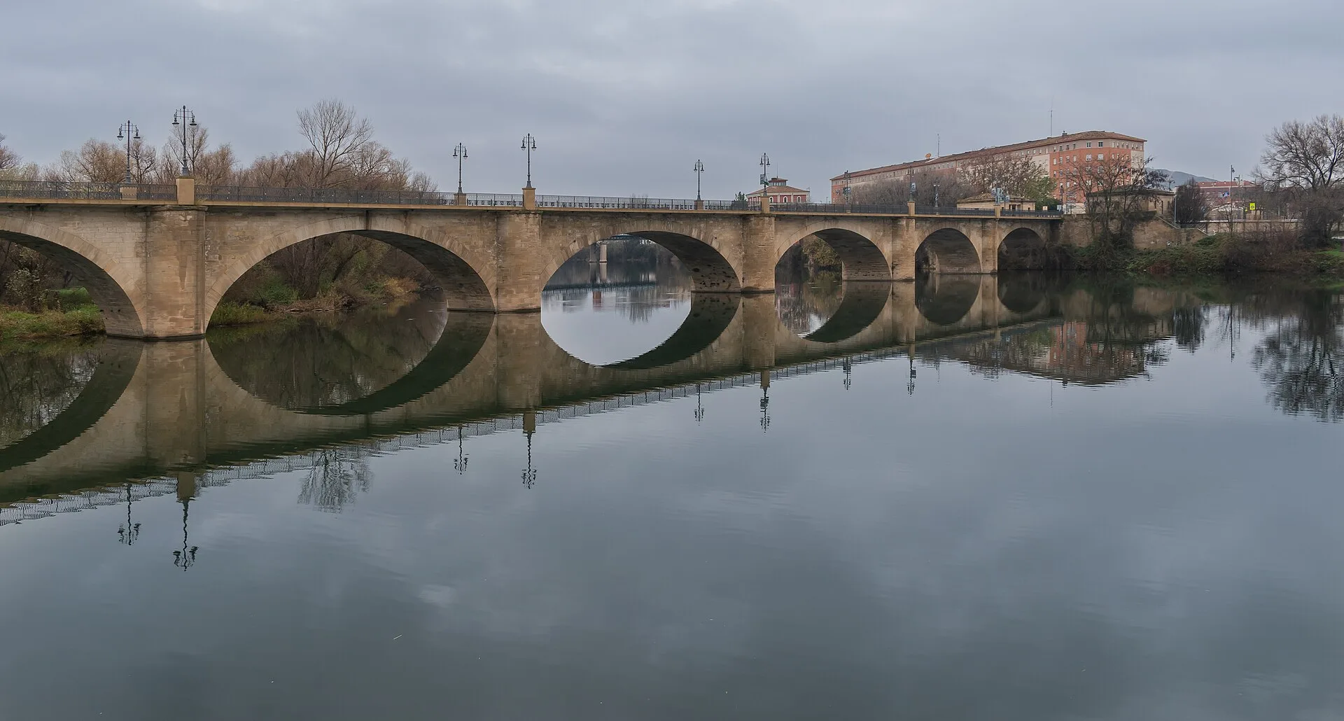 Puente de Piedra sobre el río Ebro en Logroño