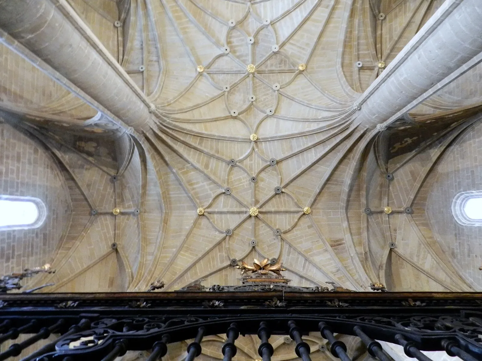 Bóvedas góticas del interior de la concatedral de la Redonda