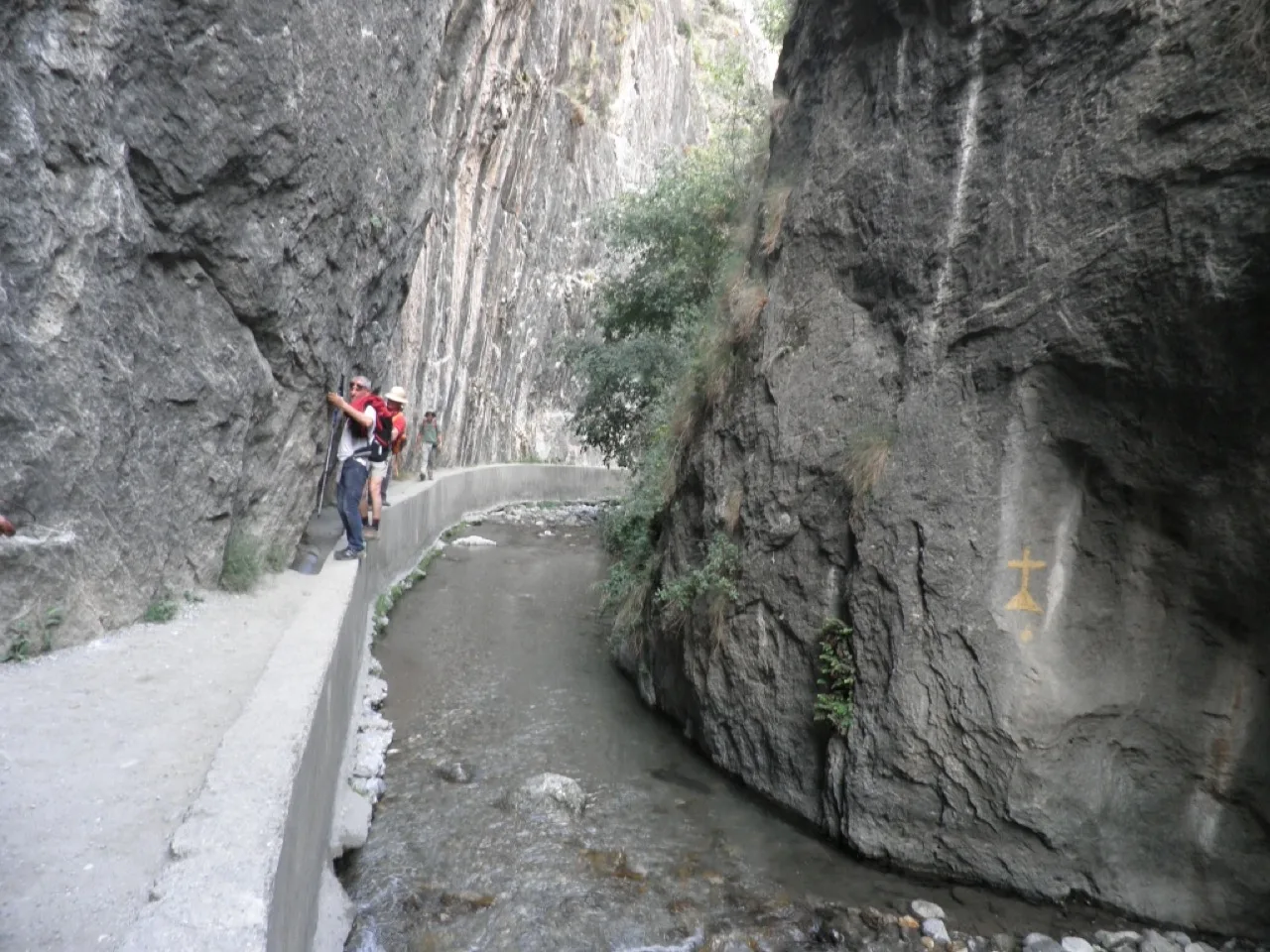Sendero junto a la acequia en Los Cahorros
