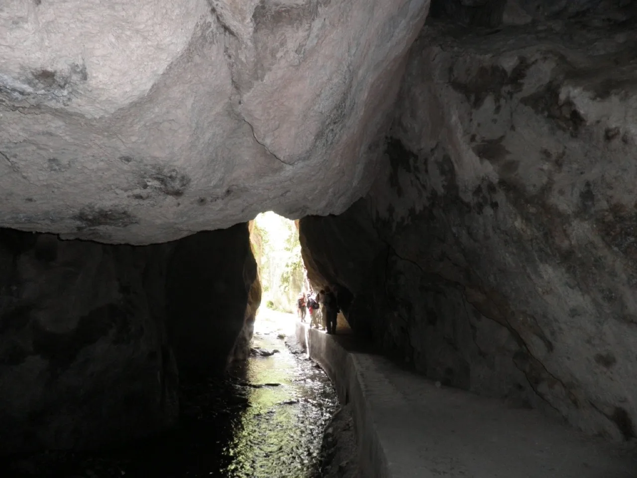 Paso estrecho bajo la roca en Los Cahorros de Monachil