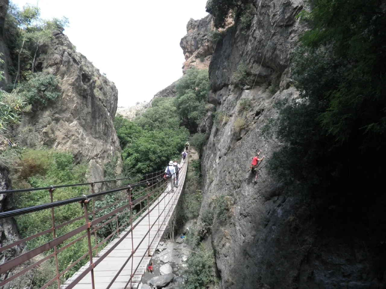 Puente colgante sobre el río Monachil en Los Cahorros