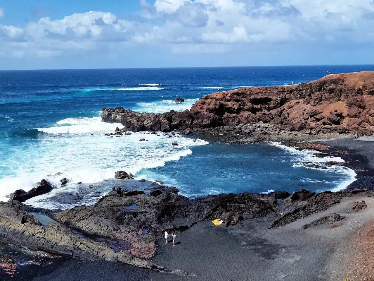 Costa de lava y mar azul cerca de El Golfo, Lanzarote