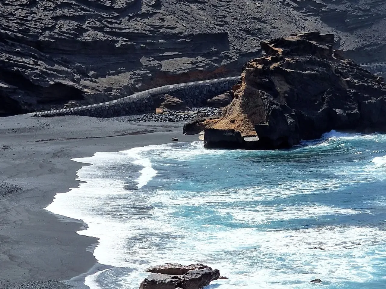 Playa de arena negra y olas junto al cráter de El Golfo