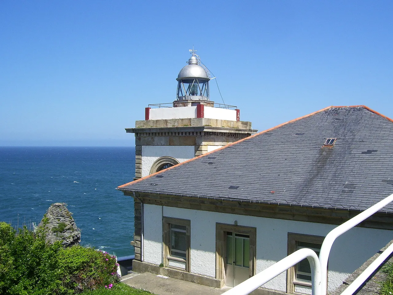 Faro de Luarca junto al mar