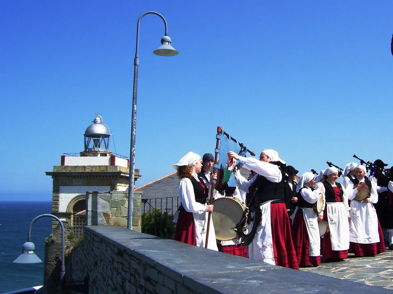 Faro de Luarca desde el acantilado