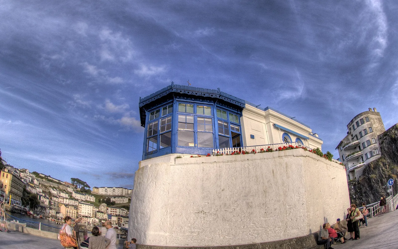 Qué ver en Luarca: la Villa Blanca de la Costa Verde, su puerto, el faro y la ermita de la Blanca