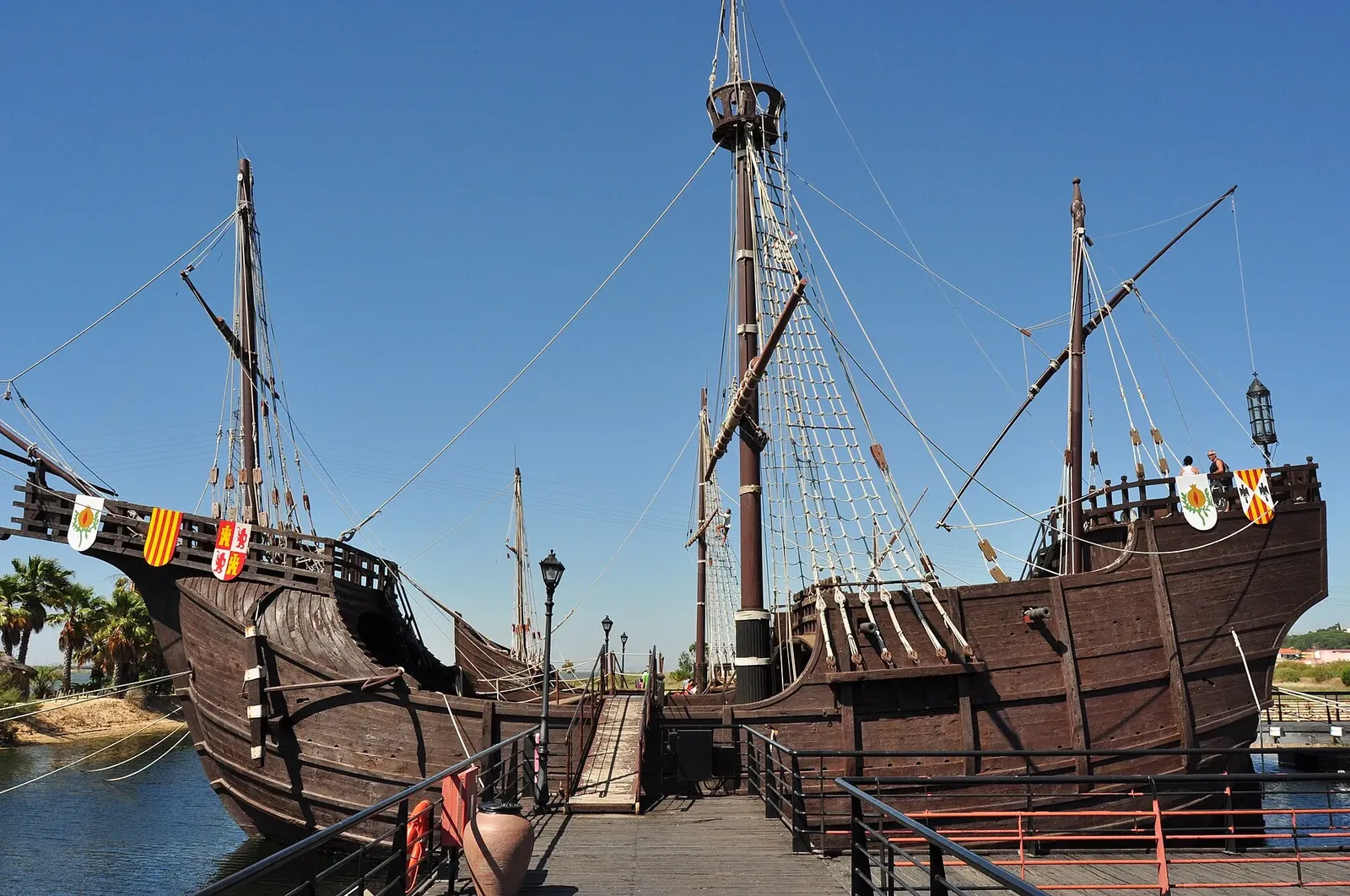 Las réplicas de las carabelas de Colón en la ría