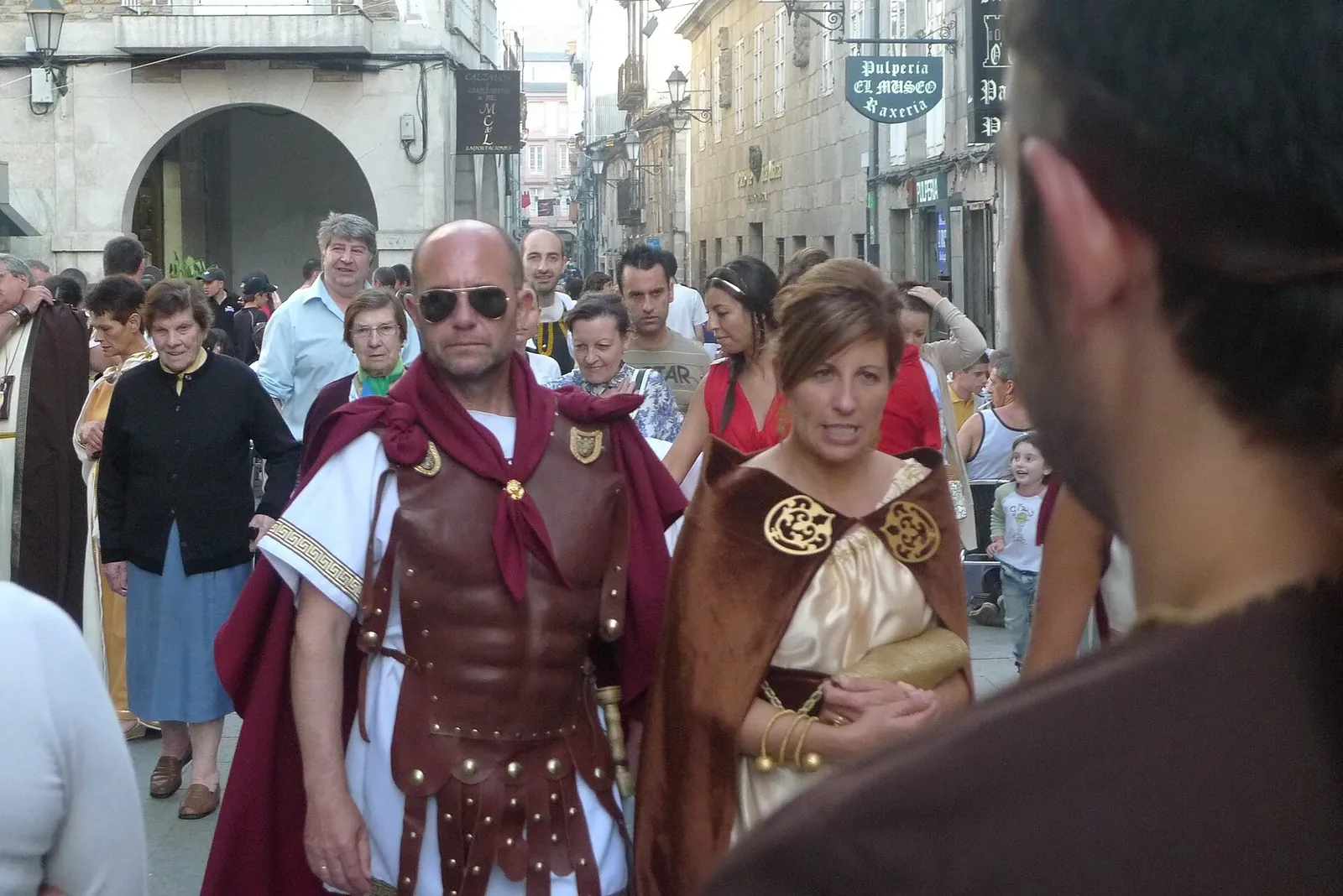 Personas vestidas de romanos en la fiesta del Arde Lucus de Lugo