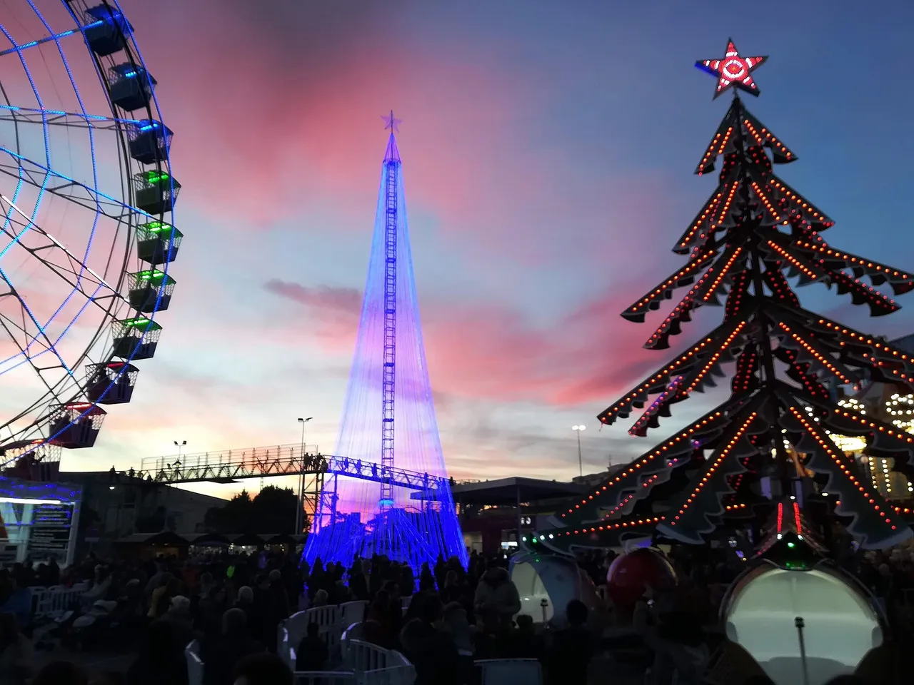 Noria y árbol iluminado en Torrejón de Ardoz en Navidad