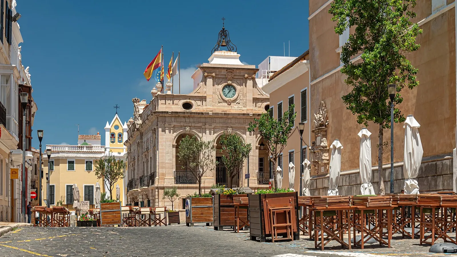 Ayuntamiento de Mahón con su reloj