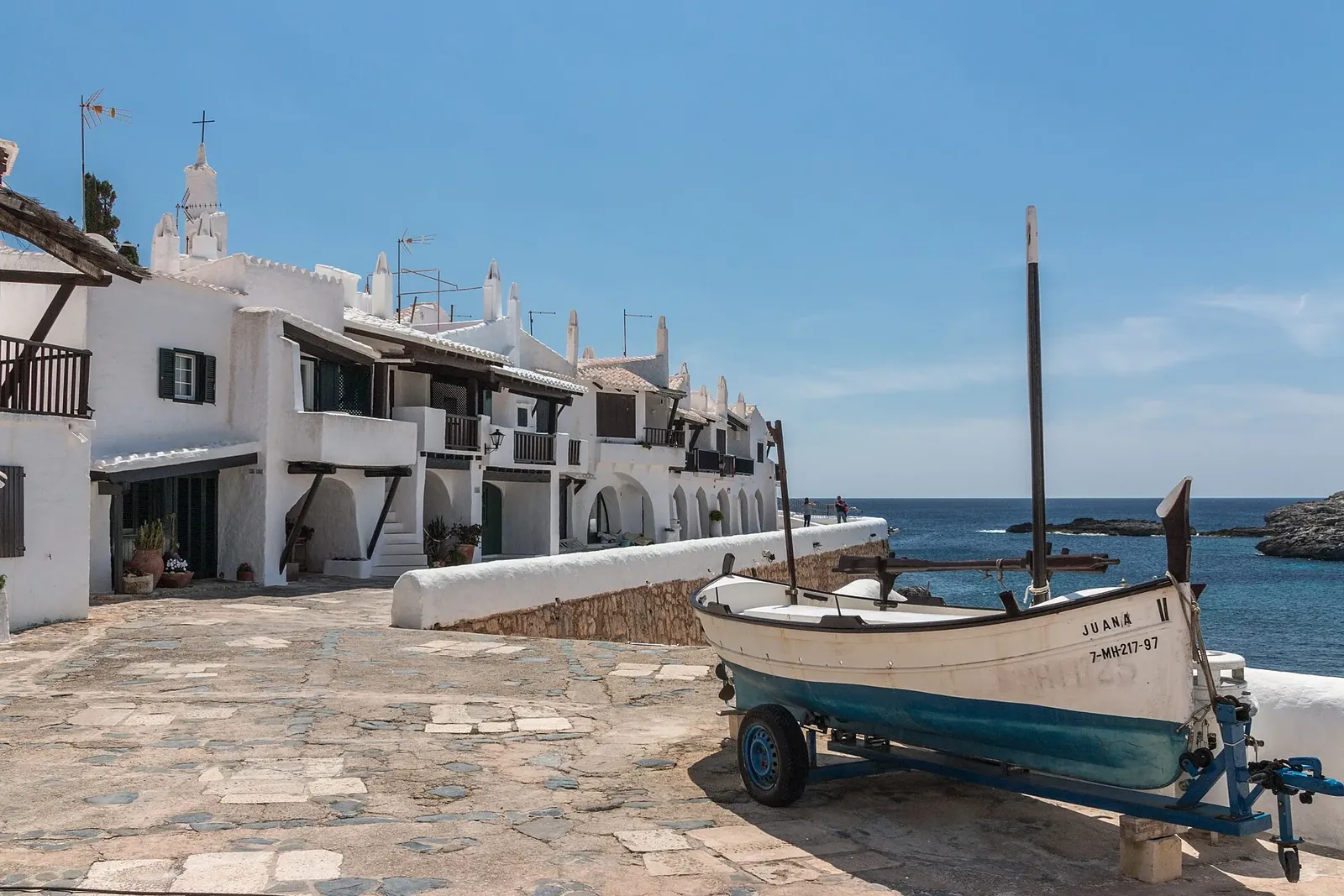 Casas blancas de Binibeca Vell junto al mar