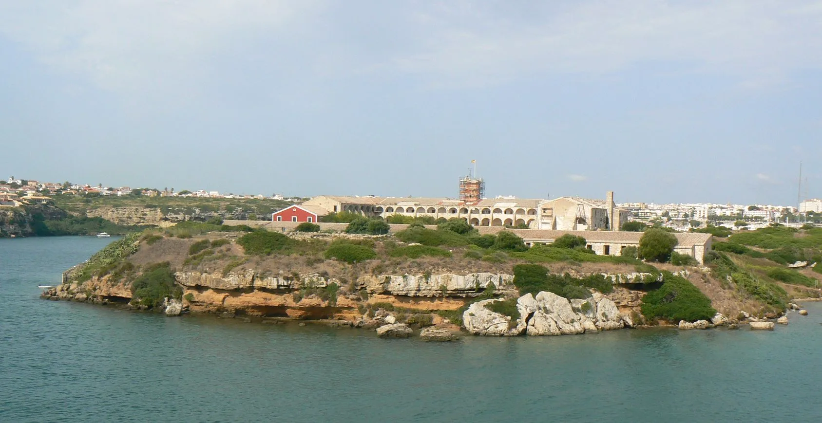 Illa del Rei con el antiguo hospital en el puerto de Mahón