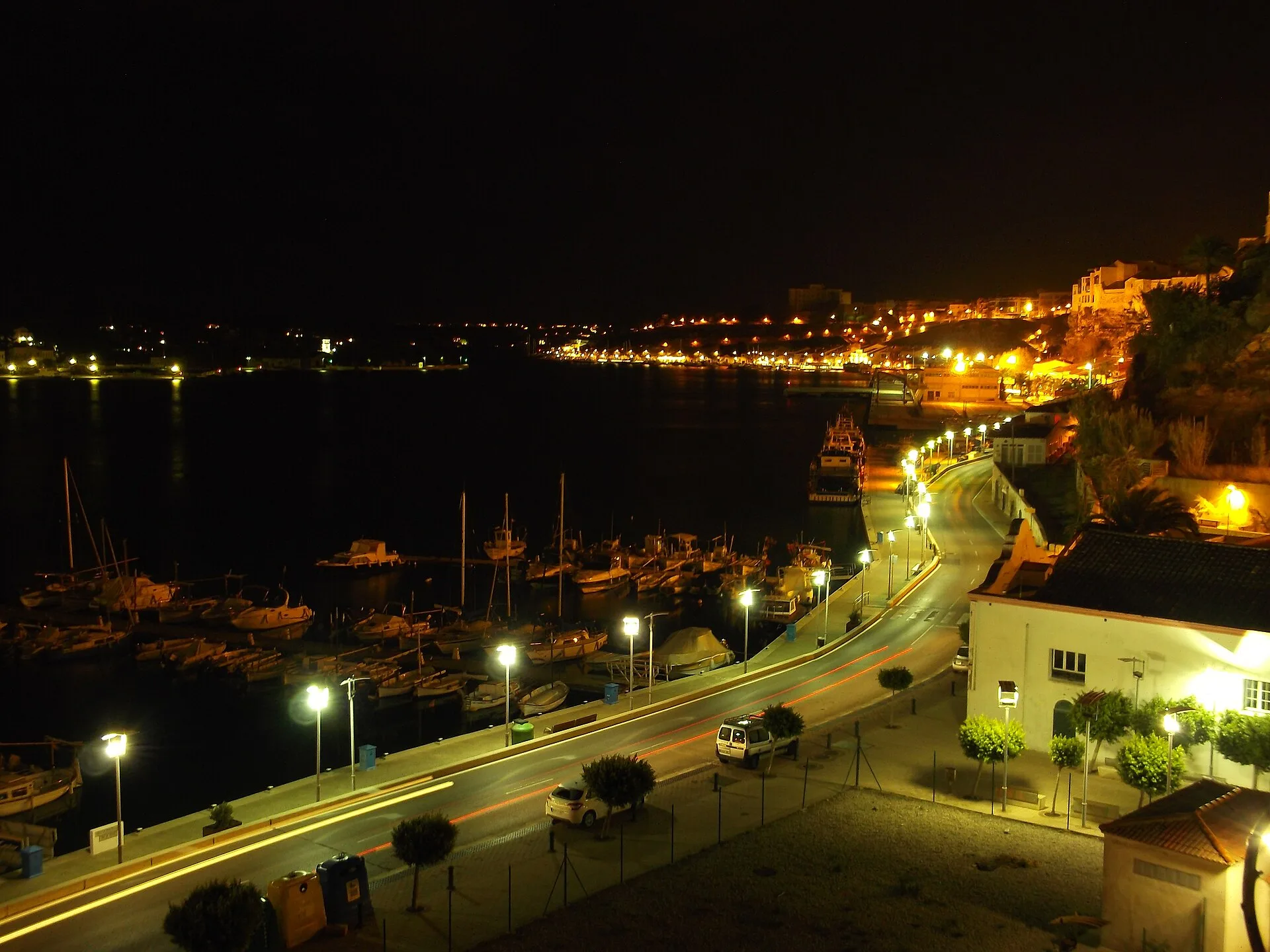 Puerto de Mahón iluminado de noche