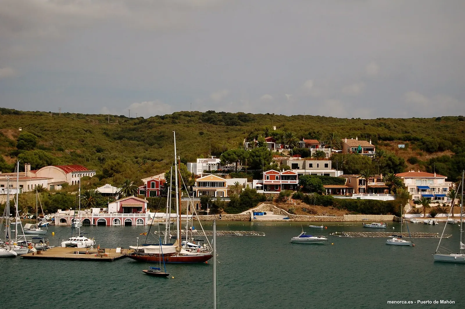 Barcos de vela en el puerto de Mahón