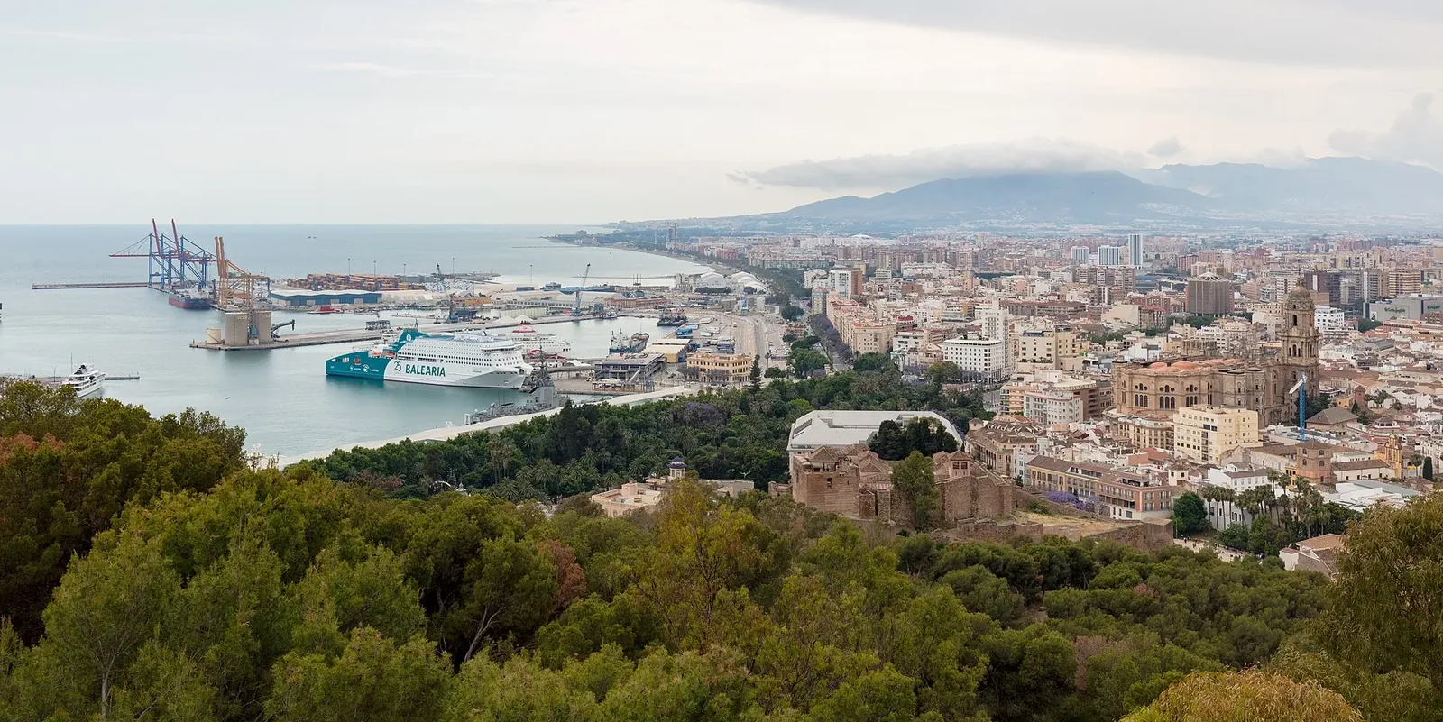 Qué ver en Málaga: la Alcazaba, Gibralfaro, la «Manquita», Picasso y espetos en la Malagueta