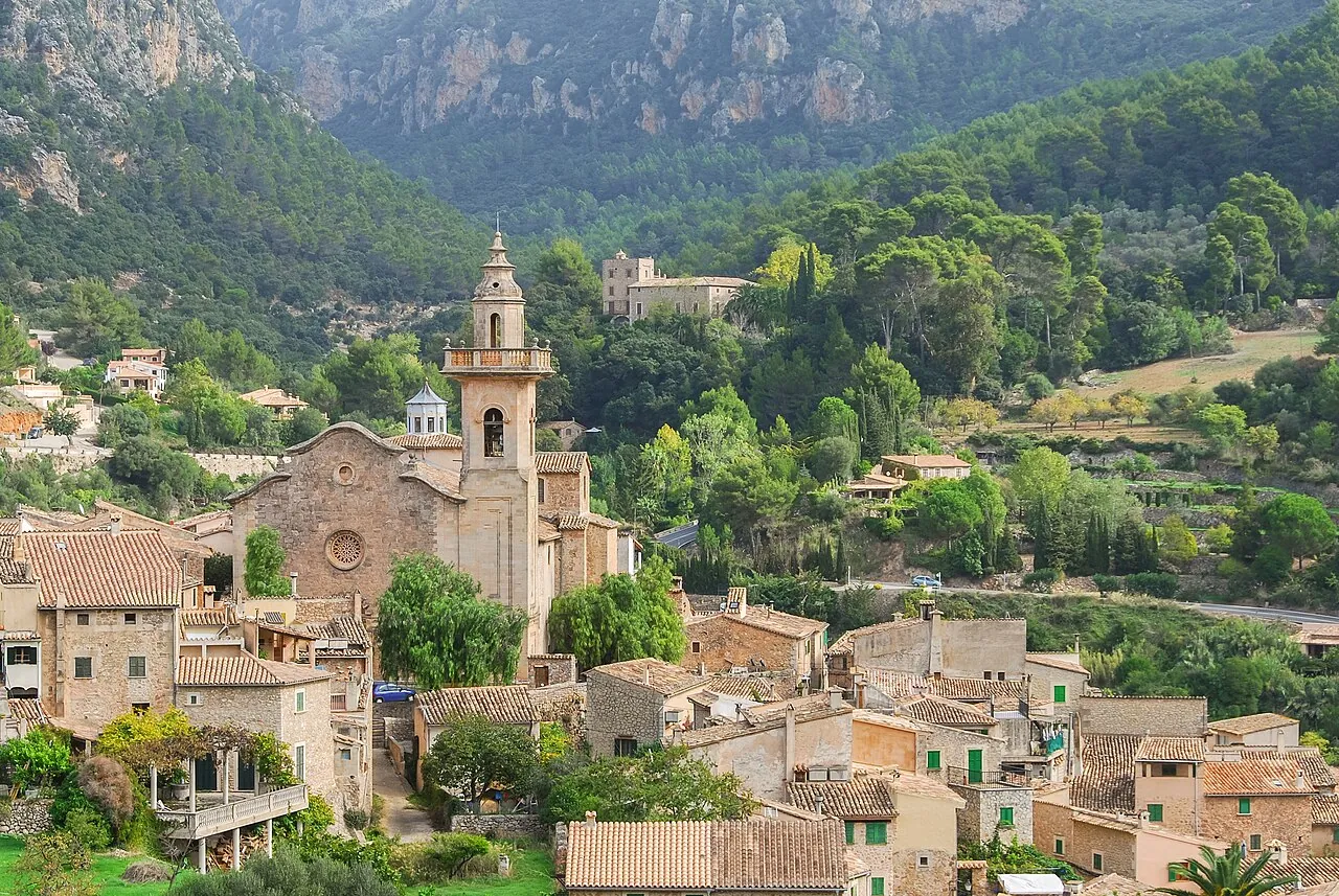 Vista de Valldemossa en la Serra de Tramuntana