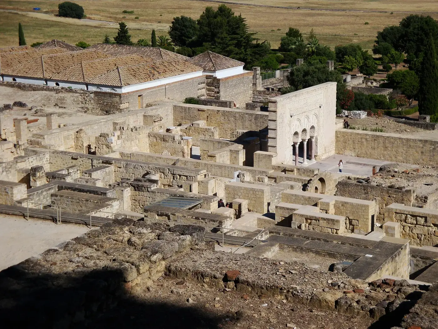 Arcos de herradura en Medina Azahara