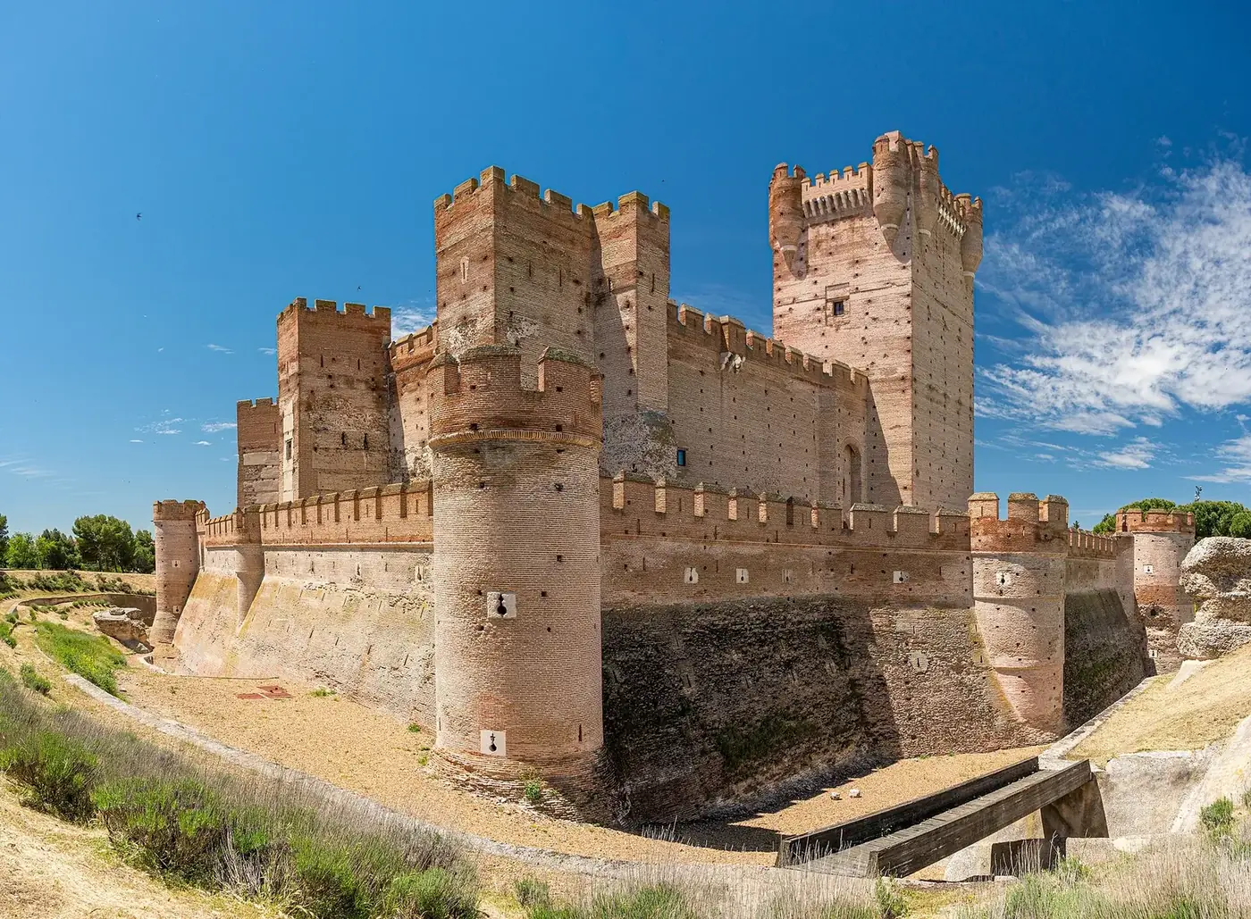 Murallas y torres de ladrillo del Castillo de la Mota
