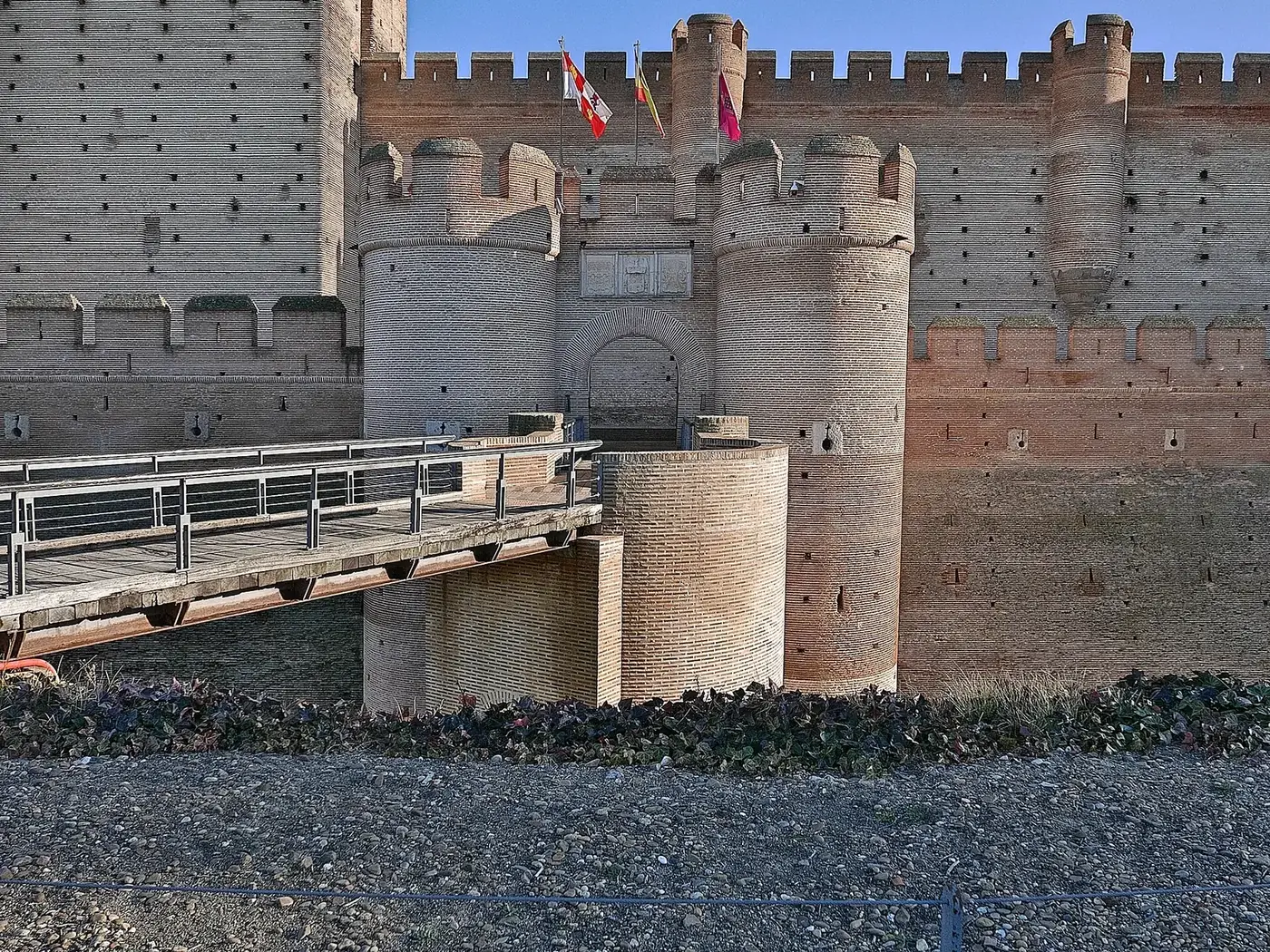 Puerta y puente de acceso al Castillo de la Mota