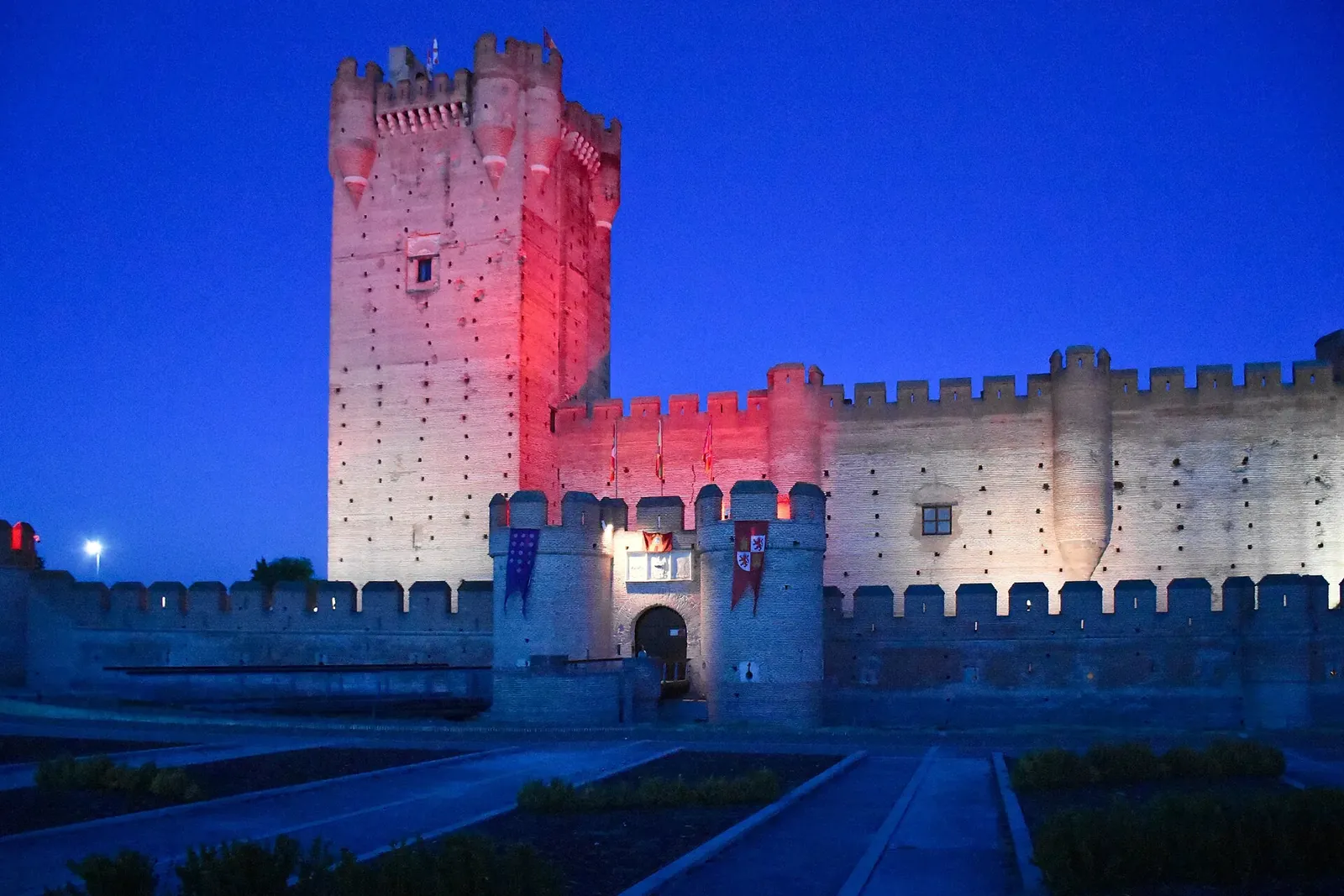Torre del homenaje del Castillo de la Mota iluminada